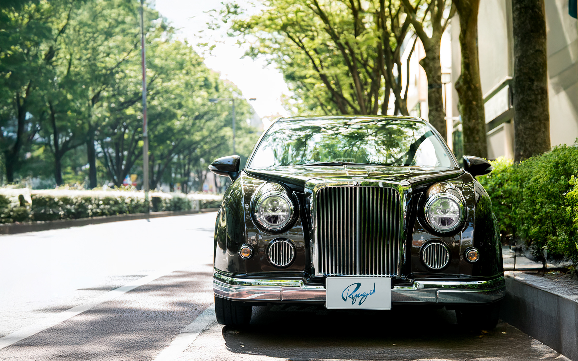 光岡自動車のミディアムクラスセダン「リューギ」