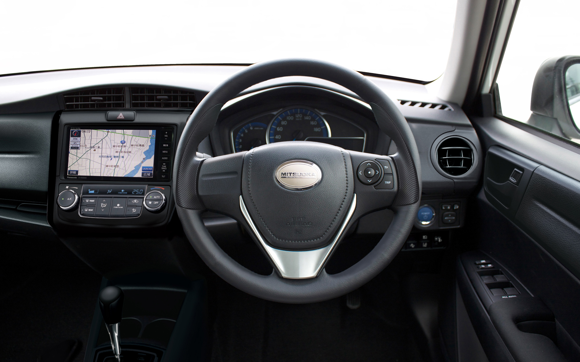 光岡自動車のミディアムクラスセダン「リューギ」の内装