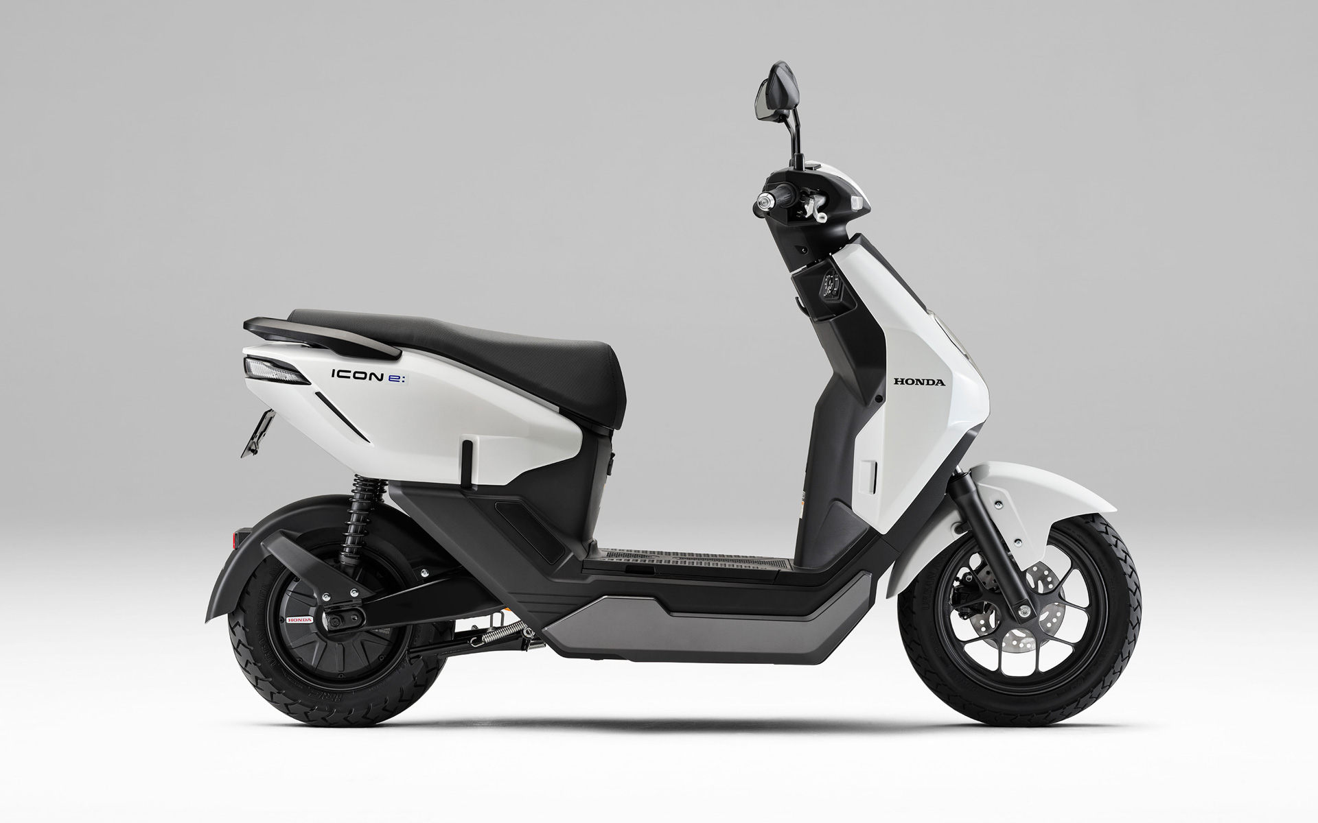 後輪にコンパクトなインホイールモーターを採用する「ICON e:」