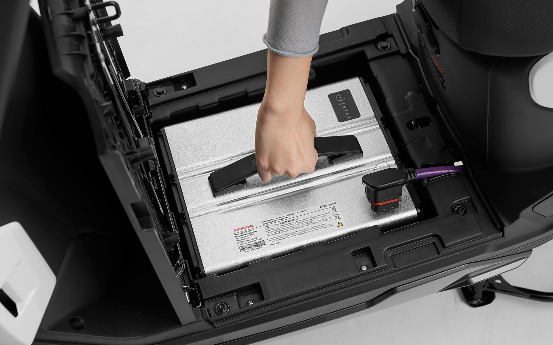 動力用電源として着脱式バッテリを採用