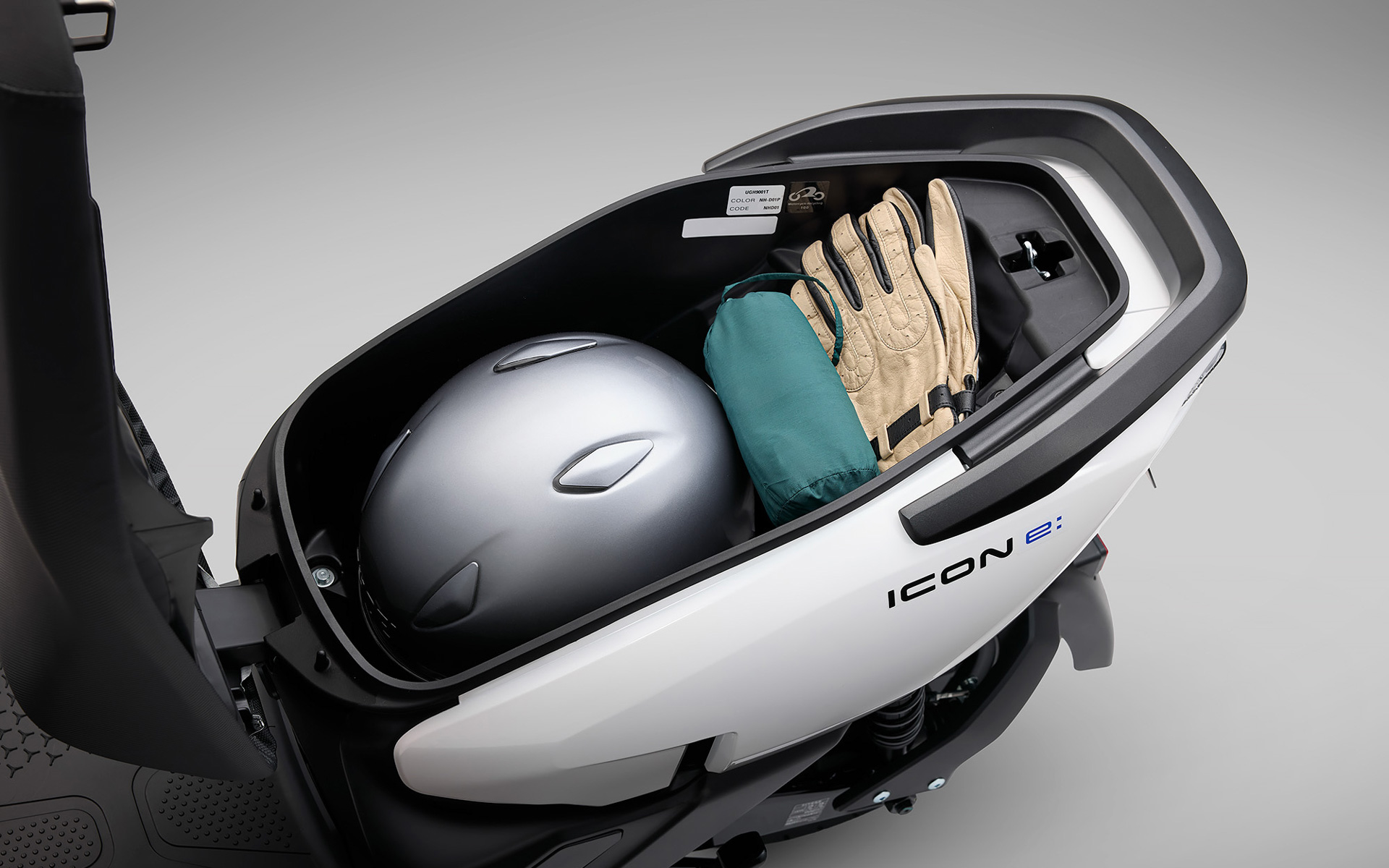 シート下にヘルメットなどが収納可能なラゲッジボックスを装備