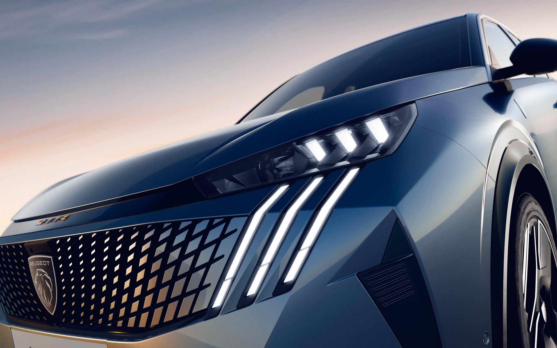 研ぎ澄まされた超薄型ヘッドライトには、走行状況に応じて照射範囲を自動で調整するマトリックスLEDテクノロジーを採用している