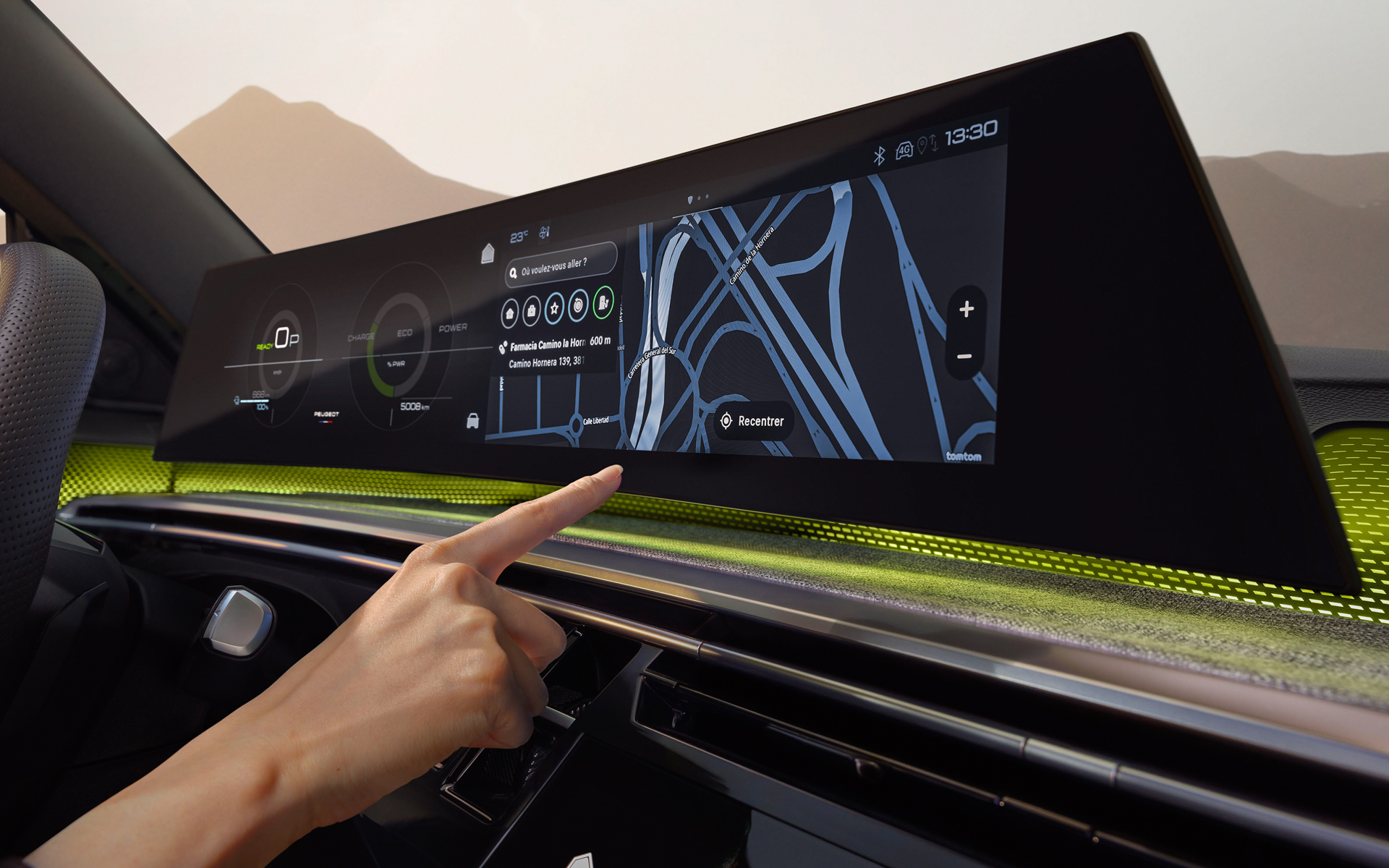 21インチのカーブドディスプレイを中心とした「プジョー パノラミック アイコックピット」を搭載