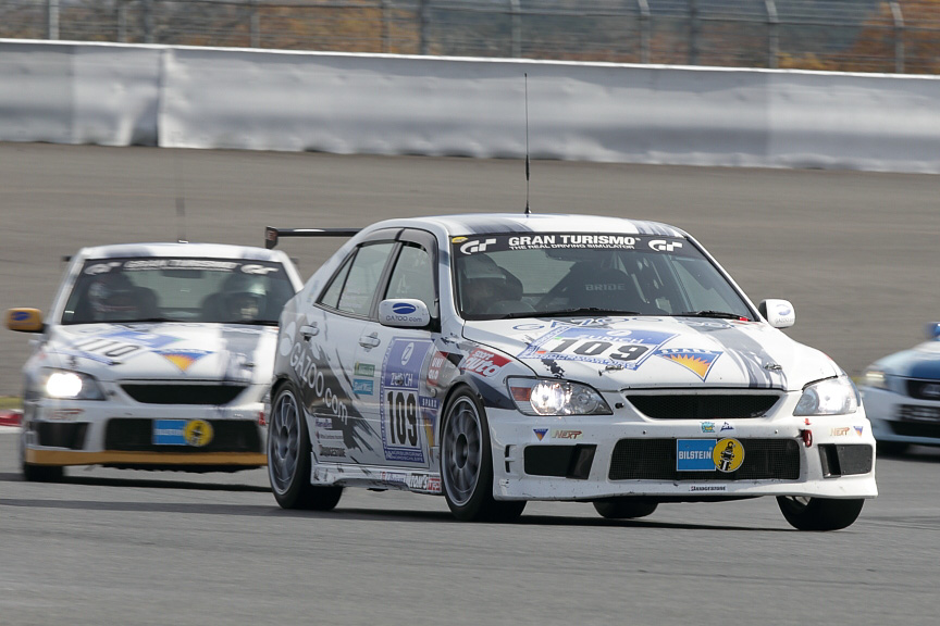 2007年にニュル24時間に参戦した2台（109号車、110号車）のアルテッツァRS200（画像はトヨタ ガズーレーシング フェスティバル 2011でのデモ走行）
