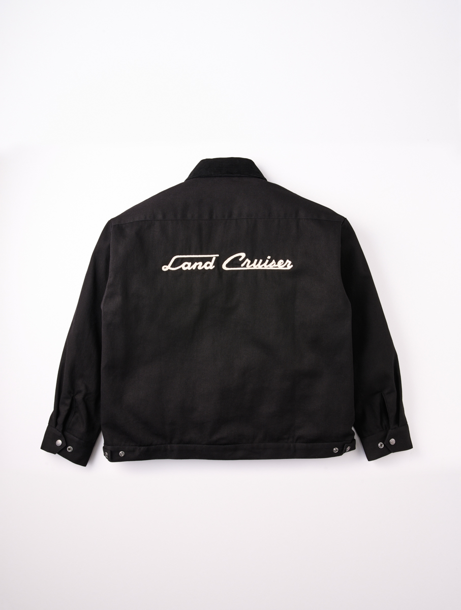 カラーはブラックとカーキの2色設定。背面には“40”初期のロゴがチェーンステッチで入っている