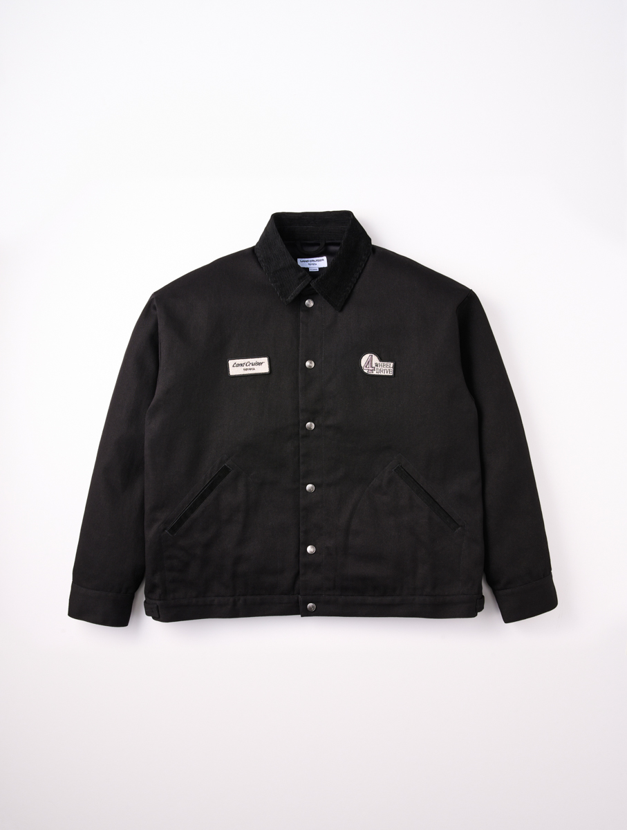 生地にはコットンツイルを使用することで、タフな表情と柔らかい着心地のよさを両立。「40後期ロゴ」と「4WDエンブレム」の刺繍ワッペンもあしらわれる