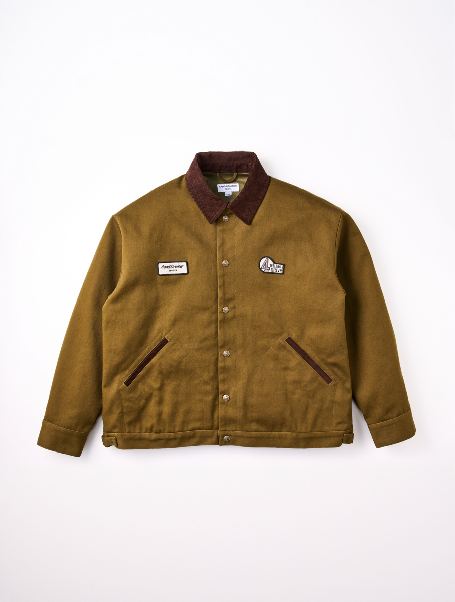 生地にはコットンツイルを使用することで、タフな表情と柔らかい着心地のよさを両立。「40後期ロゴ」と「4WDエンブレム」の刺繍ワッペンもあしらわれる