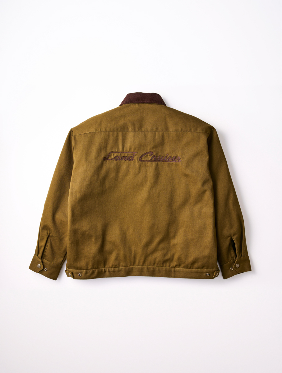 カラーはブラックとカーキの2色設定。背面には“40”初期のロゴがチェーンステッチで入っている