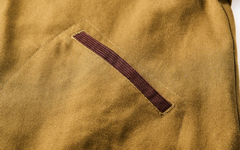 襟やポケット口にはコーデュロイ素材を採用