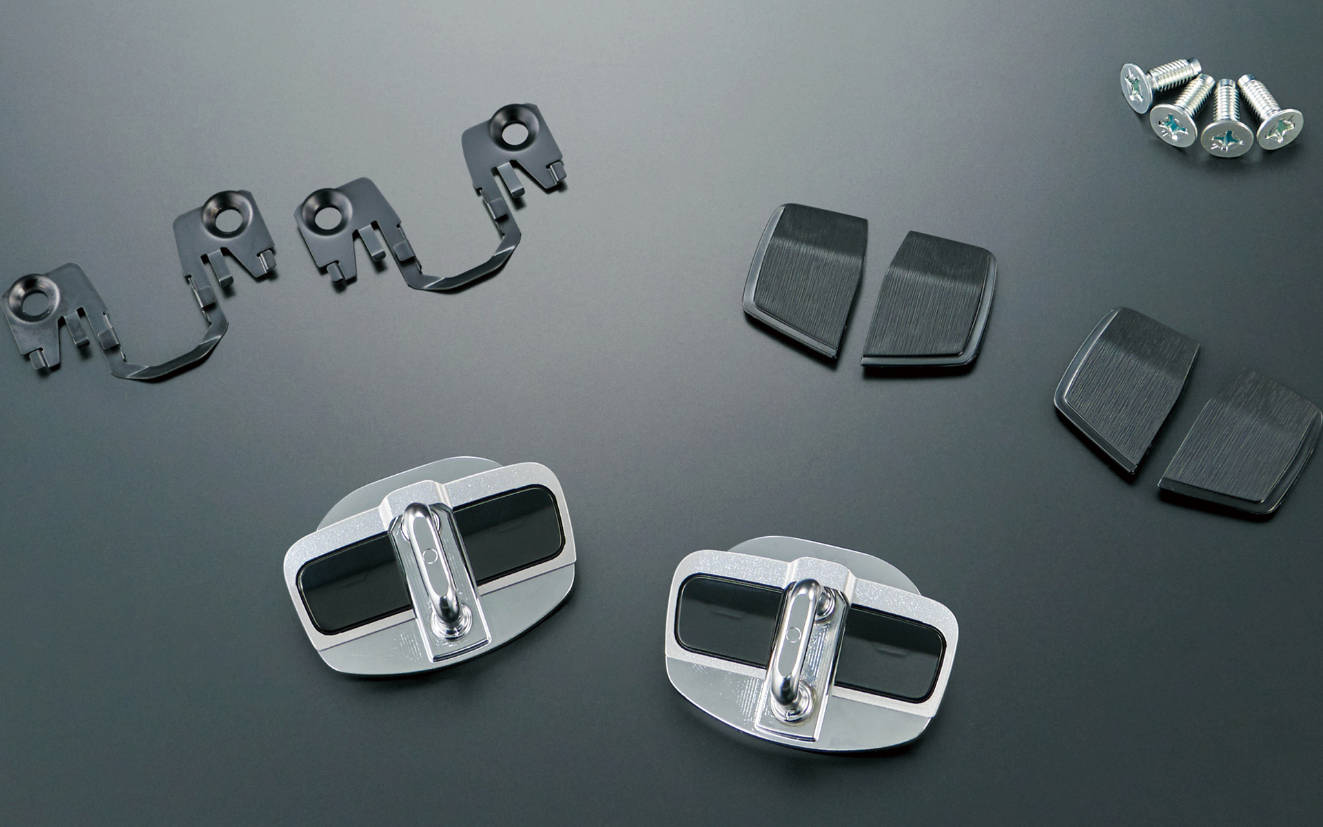 ドアの隙間を埋めることでステアリング操作時の車両反応を向上し、リニアなレスポンスを実現する「GRドアスタビライザー」は1セット（2個入り）1万6500円。1台分は3万3000円