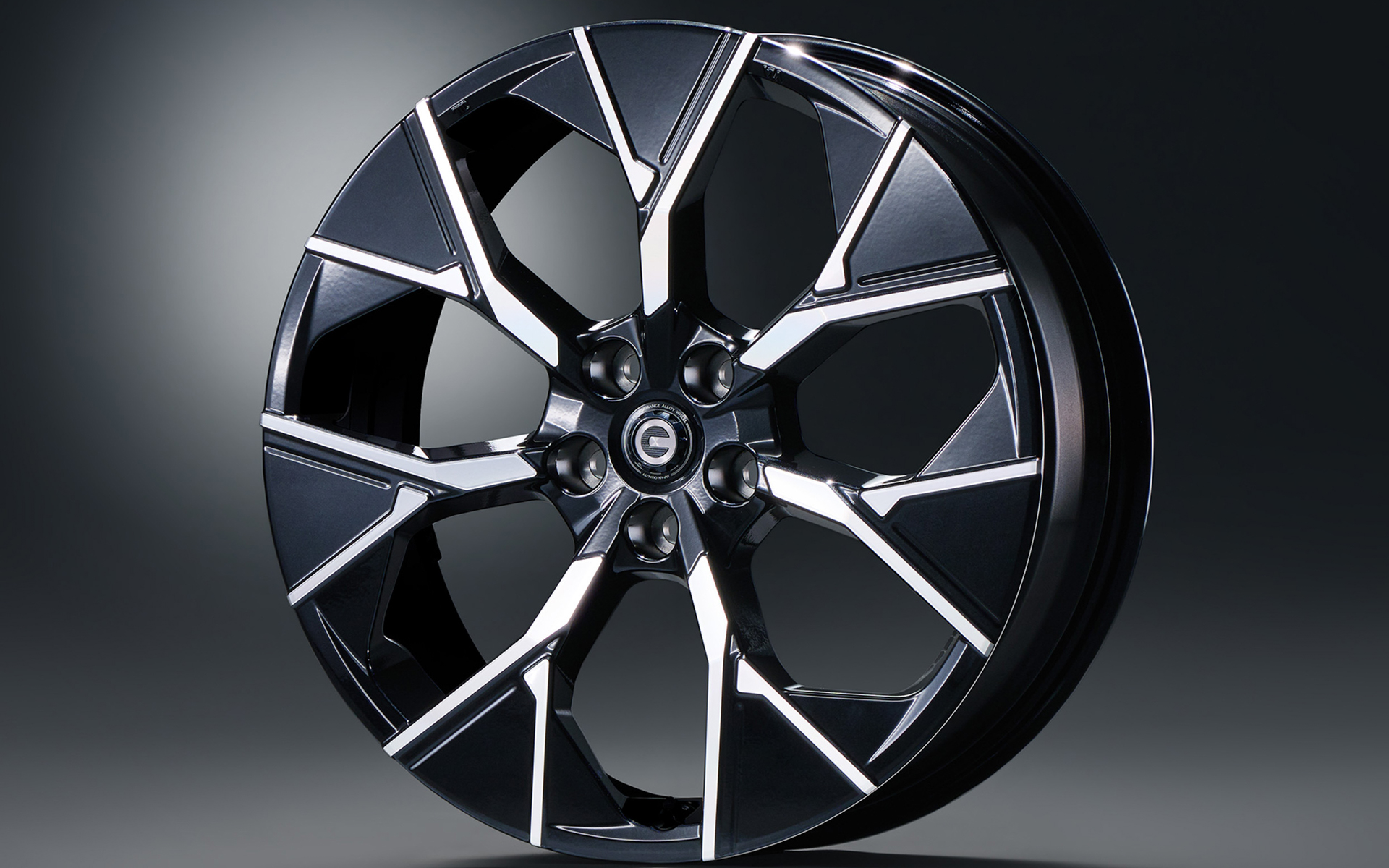 7本で構成されたスポークとY字に拡がるシャープな切削面が、アグレッシブでスポーティなイメージを創出する「GR20インチアルミホイール」は1本7万2600円。1台分は29万400円