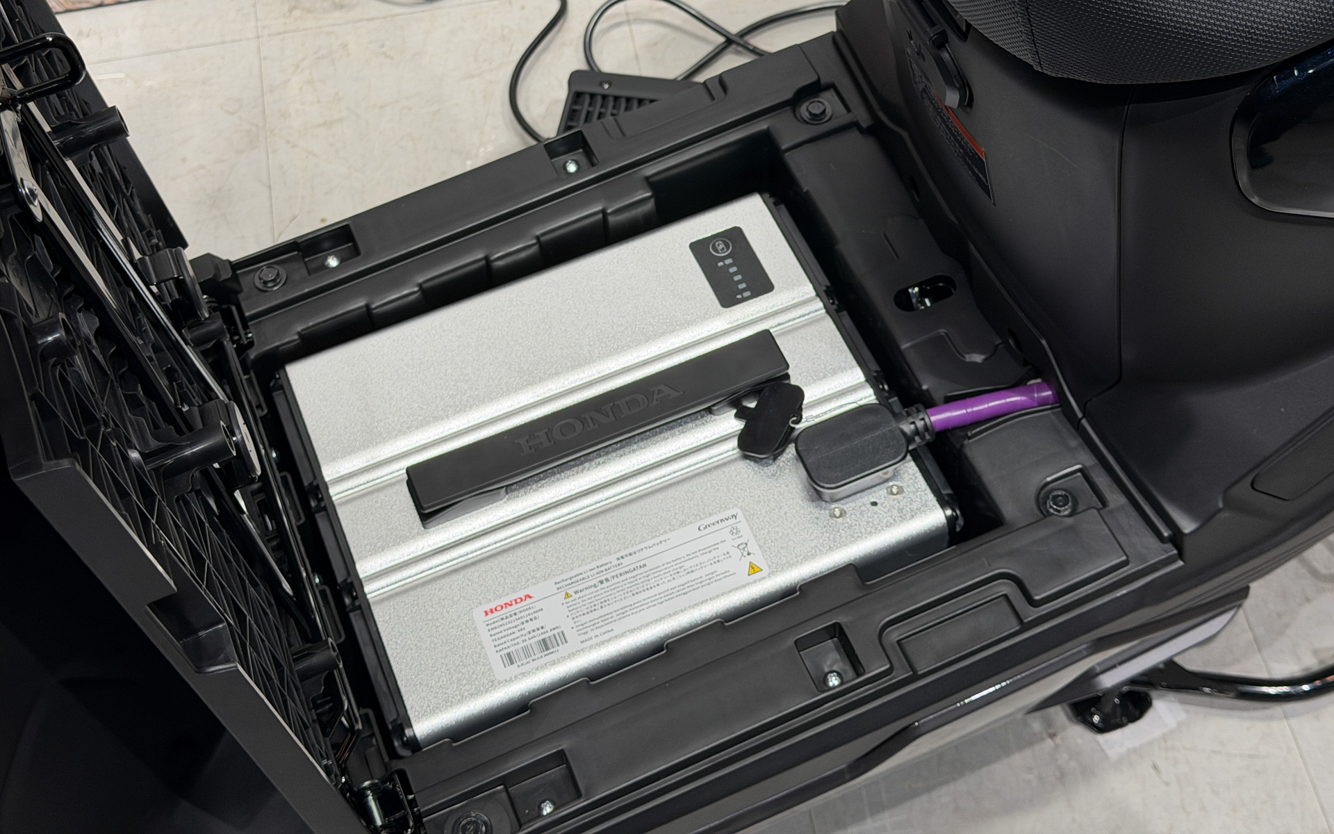 バッテリは床下に搭載