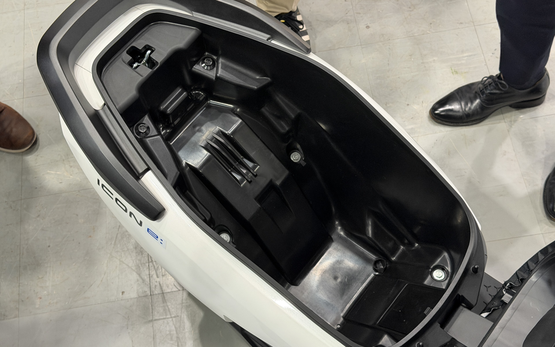 内燃機関のスクーターと同様に、ヘルメットを収納するスペースを確保した