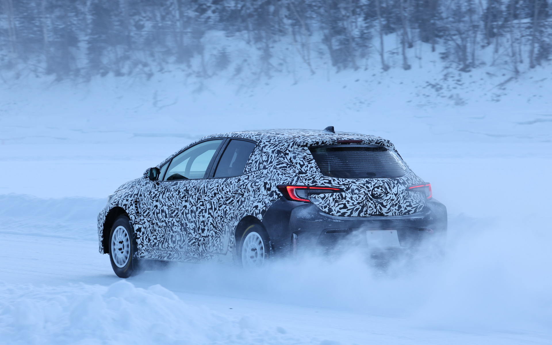 ストレート後半では160km/hにもおよぶスピードが出るものの、GRカローラはしっかり止まってしっかり曲がってくれる