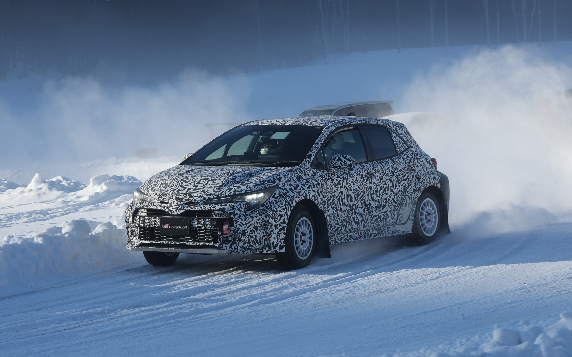 北海道の糠平湖でGRヤリスとGRカローラの競技仕様に乗ってみた