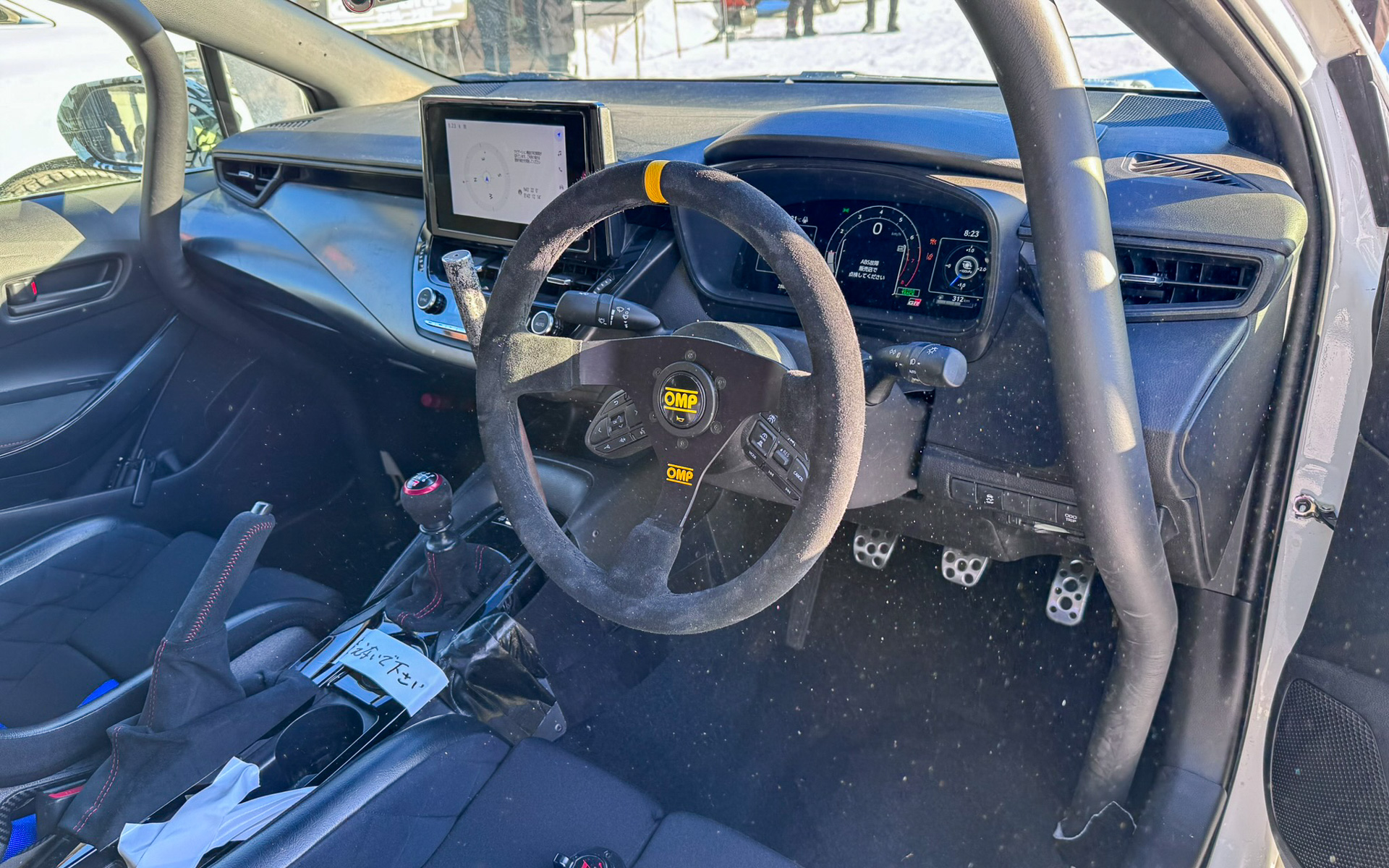 室内では油圧式のサイドブレーキが目を引く