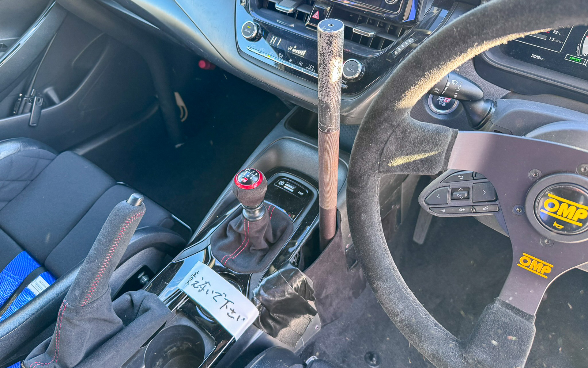 室内では油圧式のサイドブレーキが目を引く