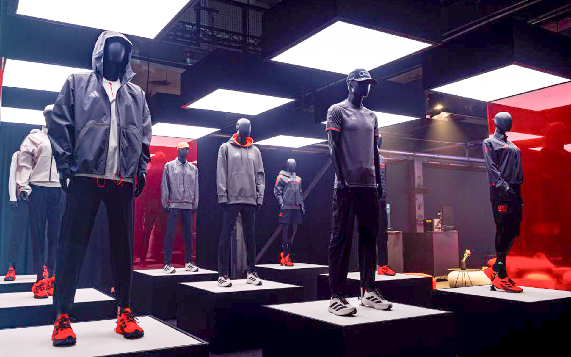 新コレクション「adidas x Audi Revolut F1 Team」では、Tシャツ、パーカー、ジャケット、キャップ、シューズなどをラインアップ