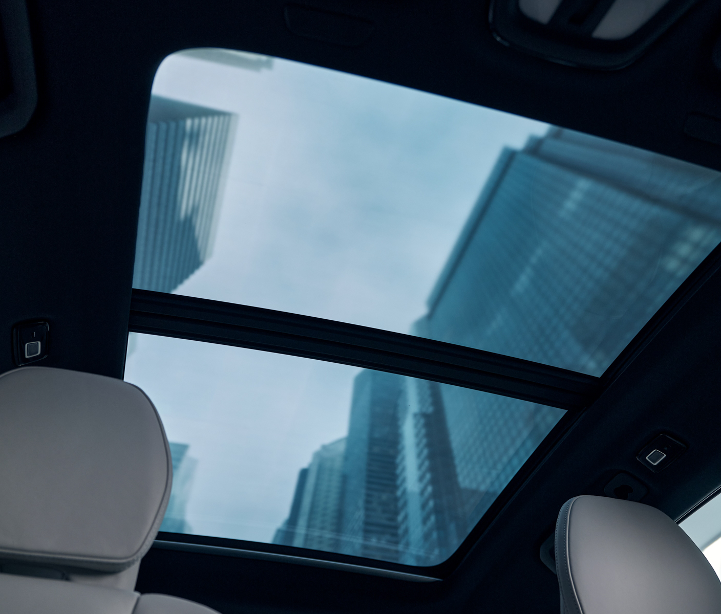 チルトアップ機構付き電動パノラマ・ガラス・サンルーフを装備