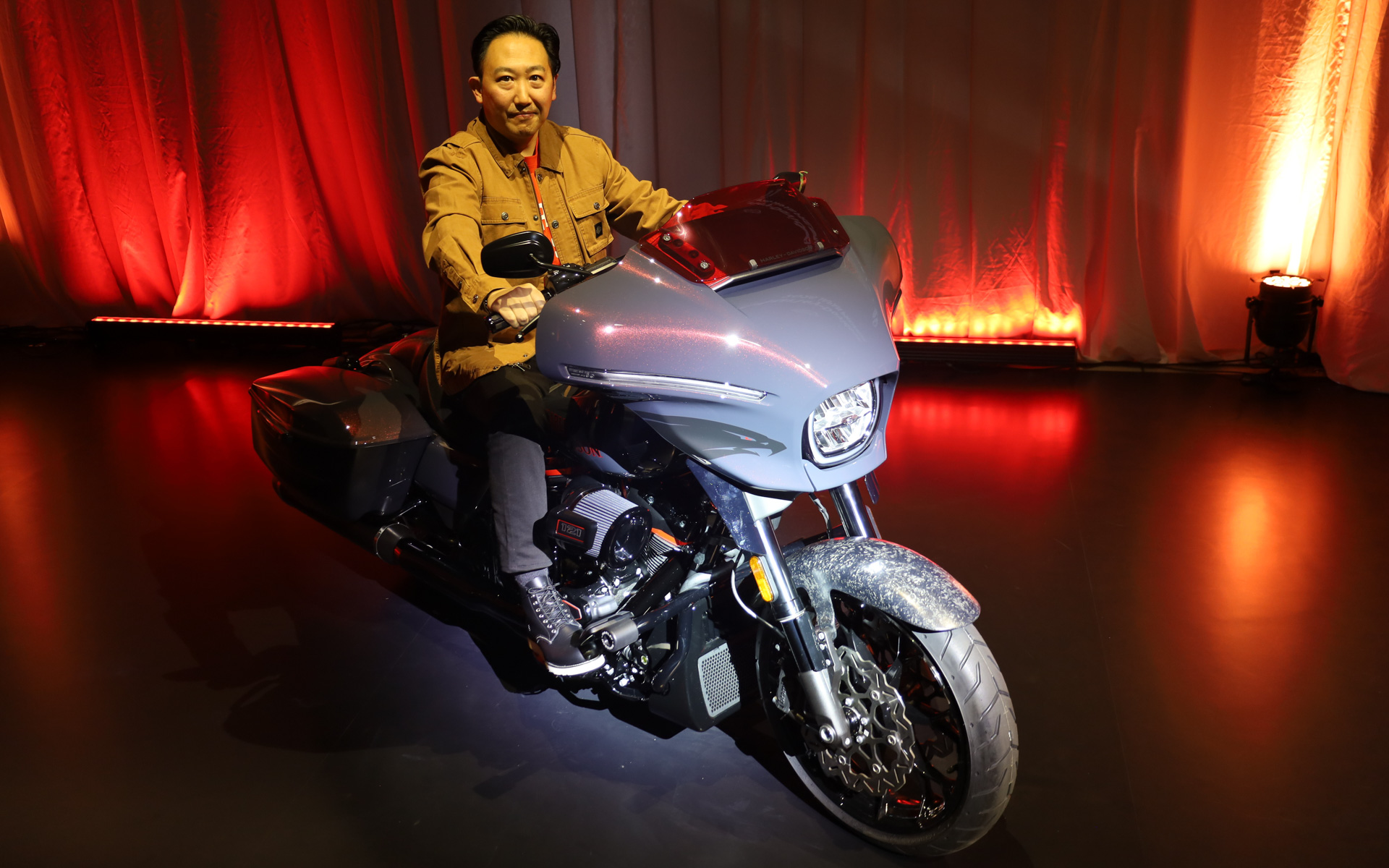 CVO ストリートグライド STにまたがるハーレーダビッドソン ジャパン代表取締役の玉木一史氏