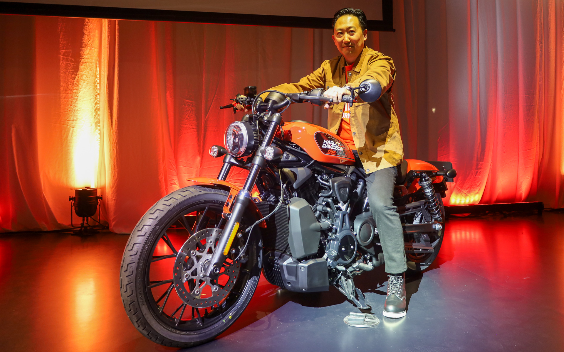 新価格148万8800円の「ナイトスター」とハーレーダビッドソン ジャパン代表取締役の玉木一史氏