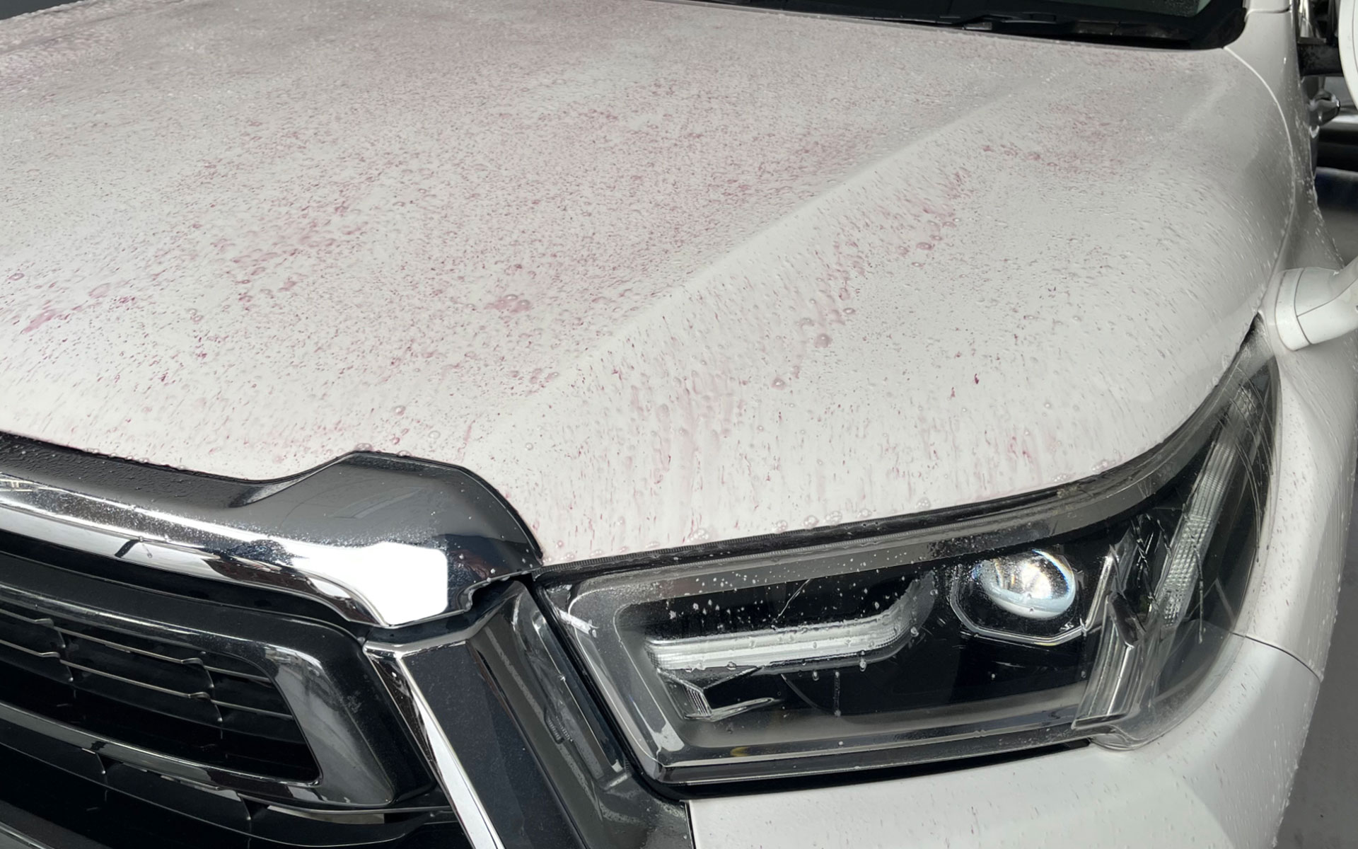 トヨタの「ハイラックス」（201年式）のボディにスプレーした直後の様子。鉄粉の量に応じて、変色の度合いが変わる