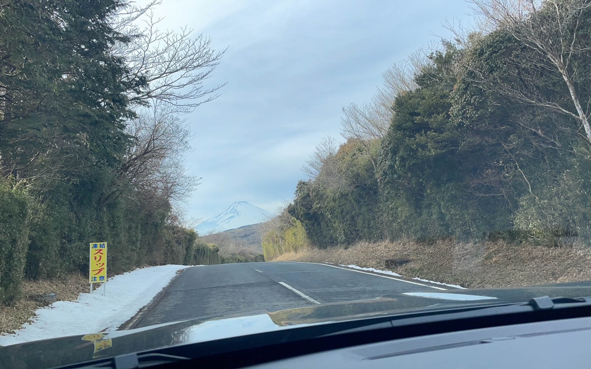 走り慣れた芦ノ湖スカイライン。心配した雪は道端に残っていた