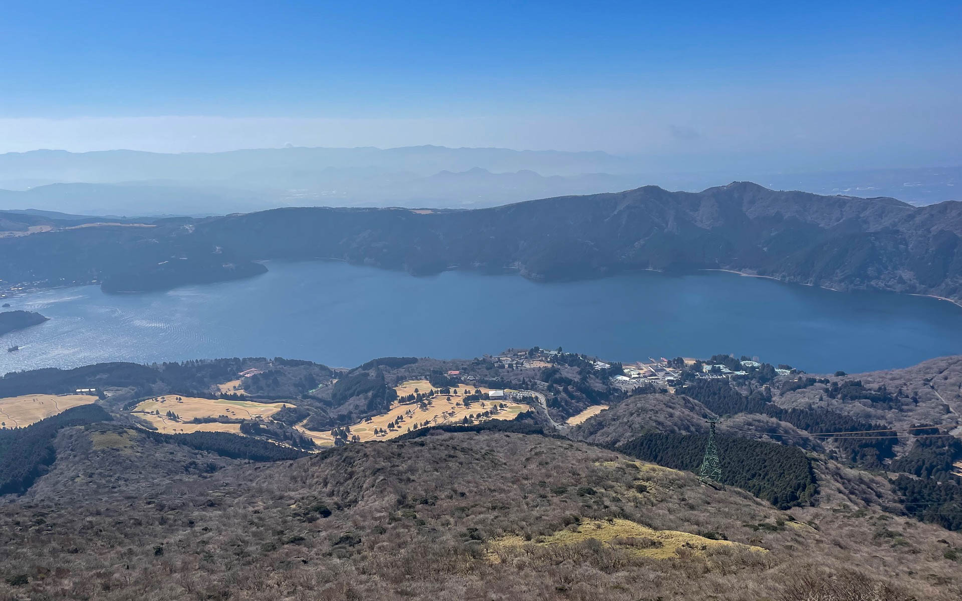 駒ヶ岳から芦ノ湖を。真っ白な富士山も素晴らしかったけど、とにかく寒かった
