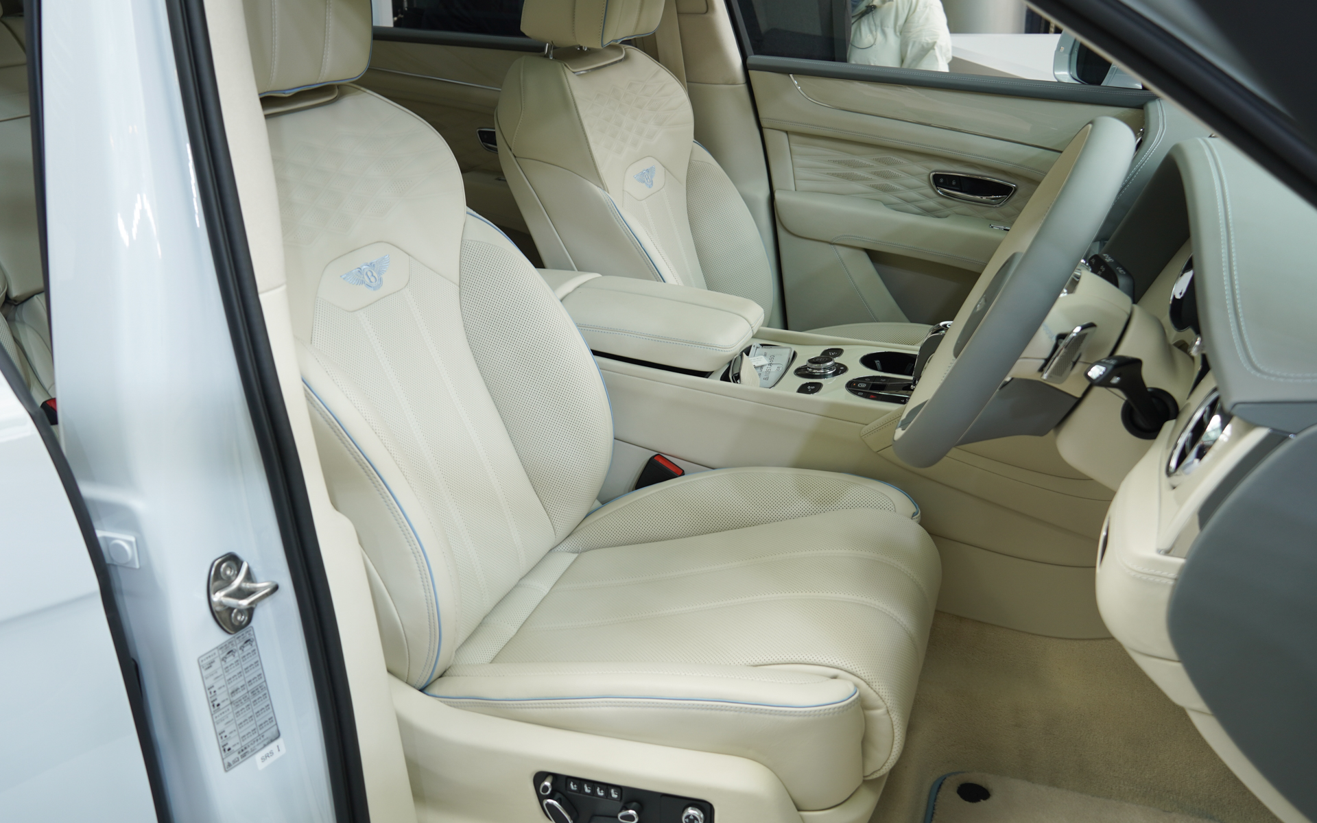 インテリアは白を基調にライトブルーのアクセントを配置