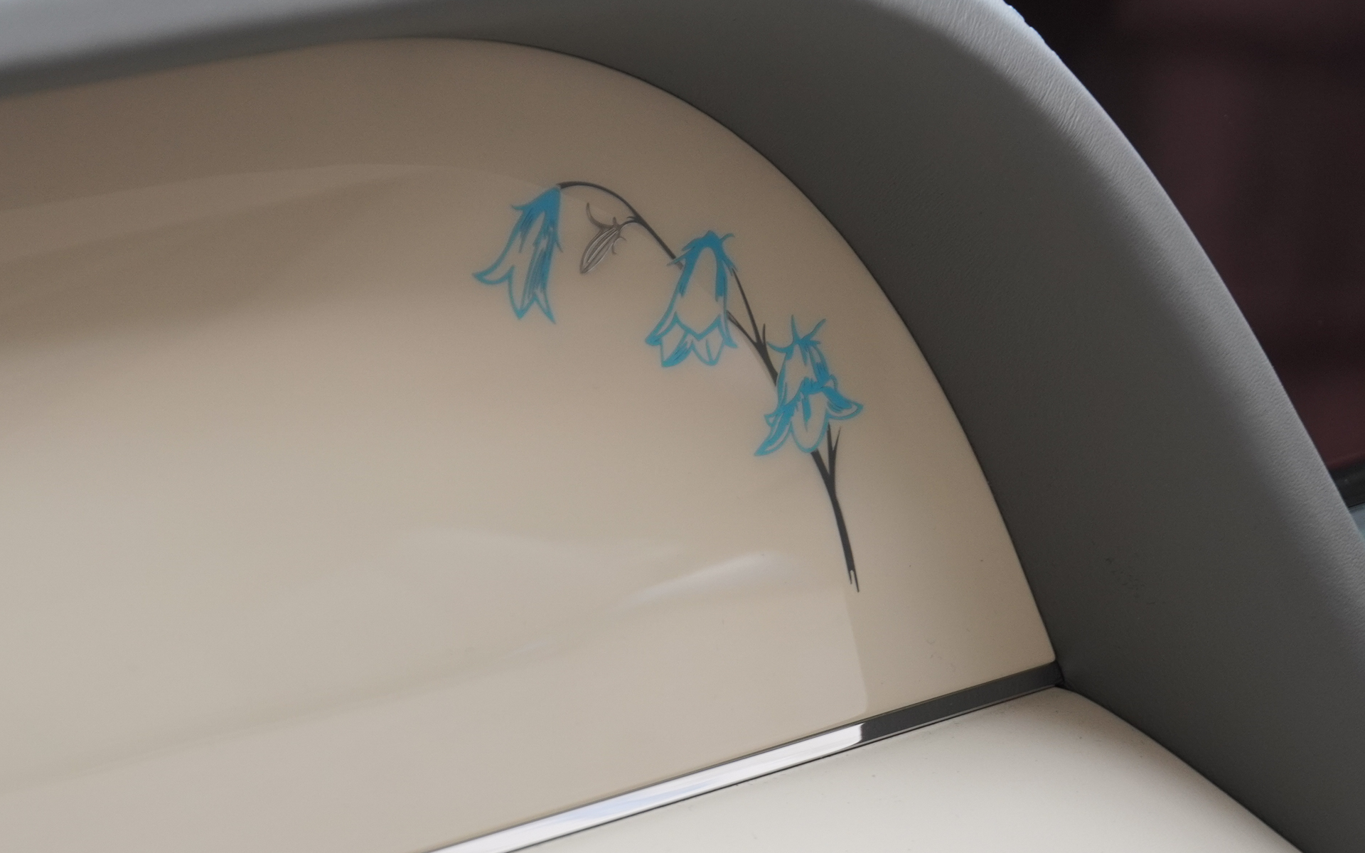 助手席側のインパネにブールベルをモチーフにしたクローム＆ブルーのビスポーク・オーバーレイ