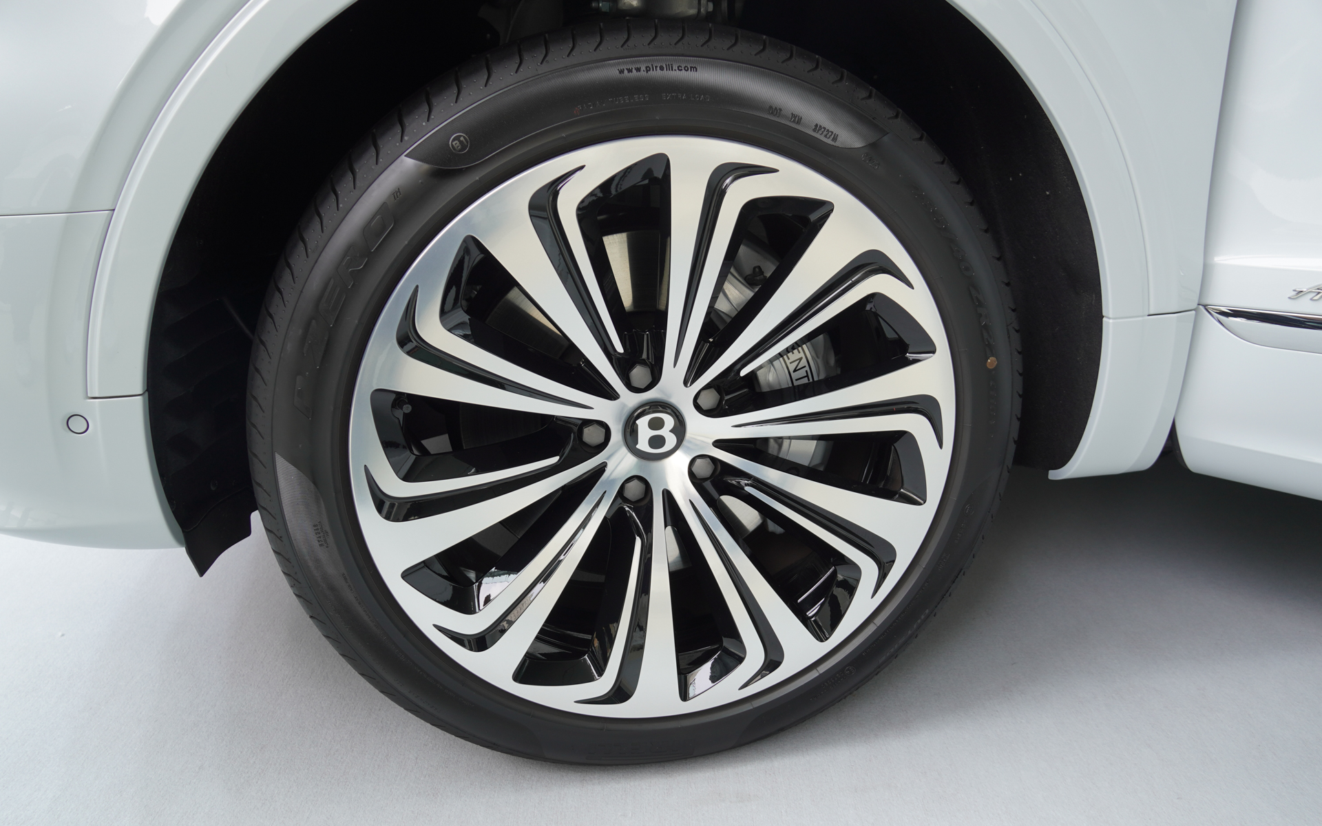 ブレーキキャリパーはボディーカラー同色で仕上げた