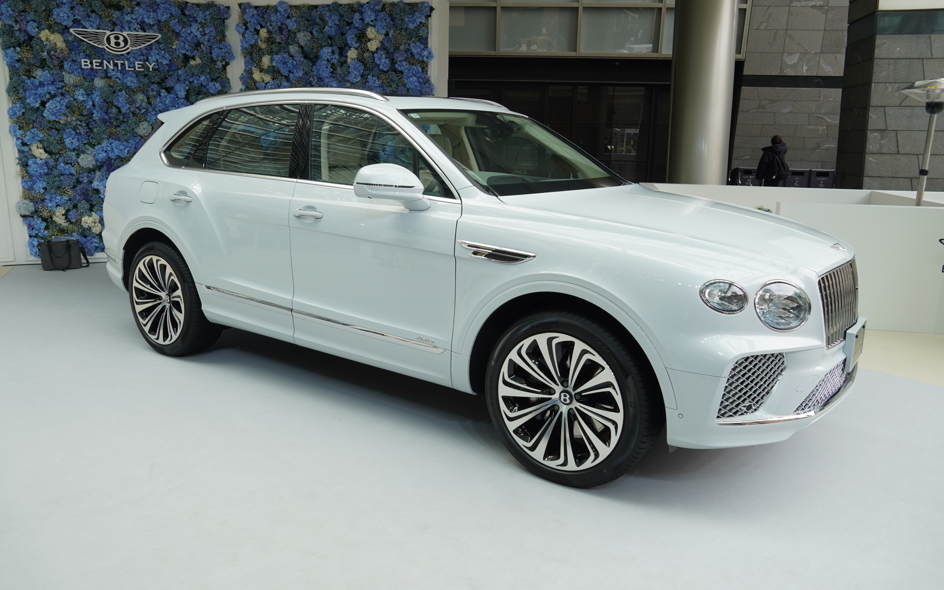 ベンテイガ サムシングブルー コレクションの外観