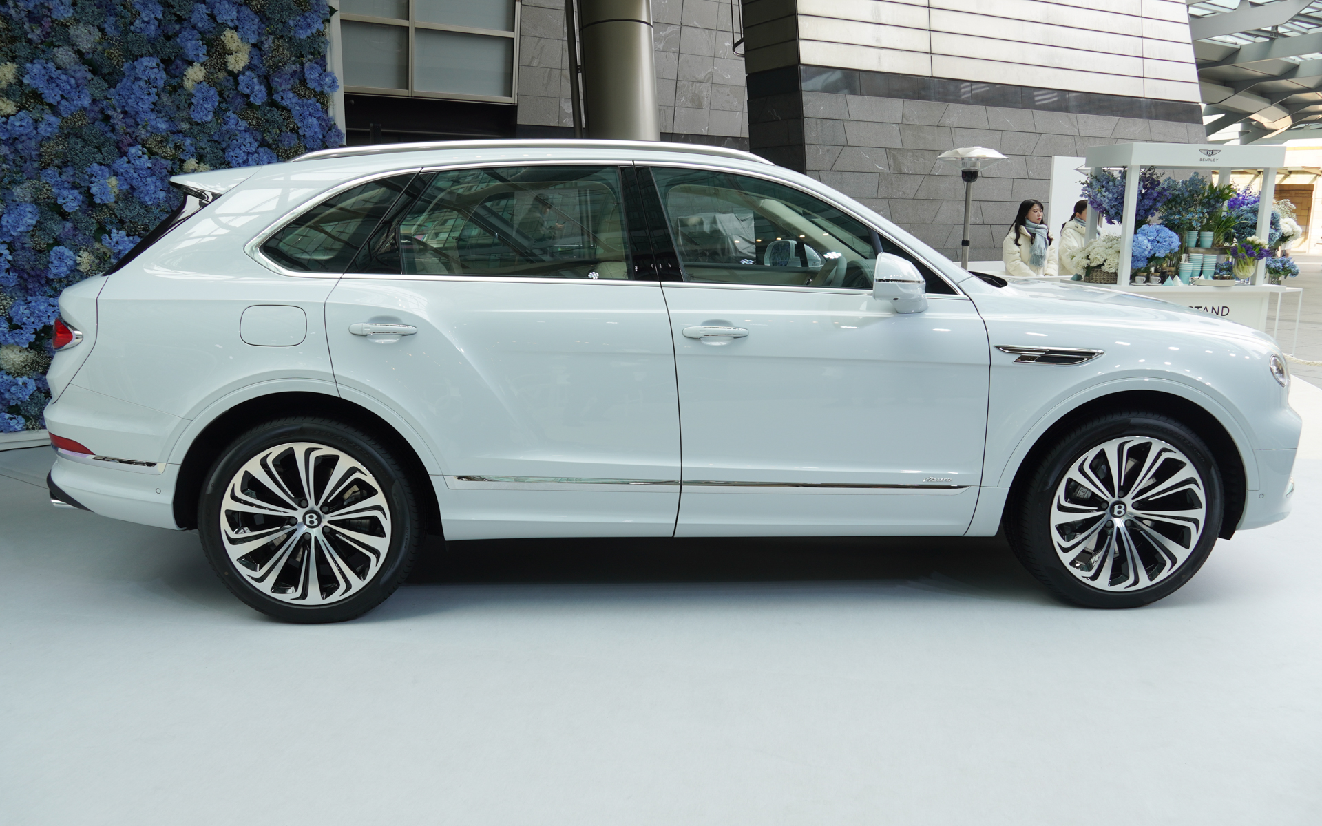 ベンテイガ サムシングブルー コレクションの外観