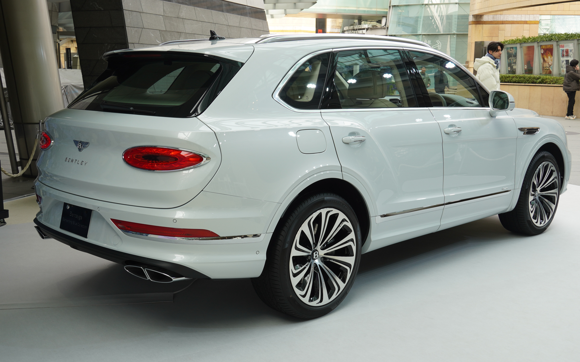 ベンテイガ サムシングブルー コレクションの外観