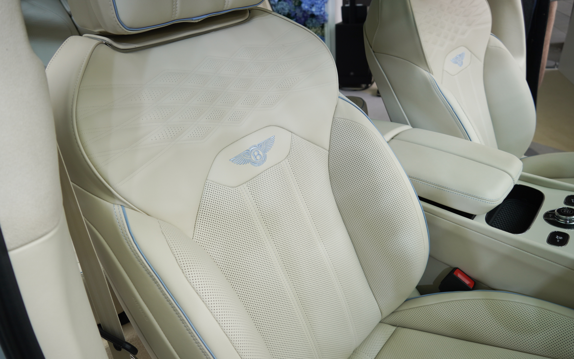 ベンテイガ サムシングブルー コレクションの内装