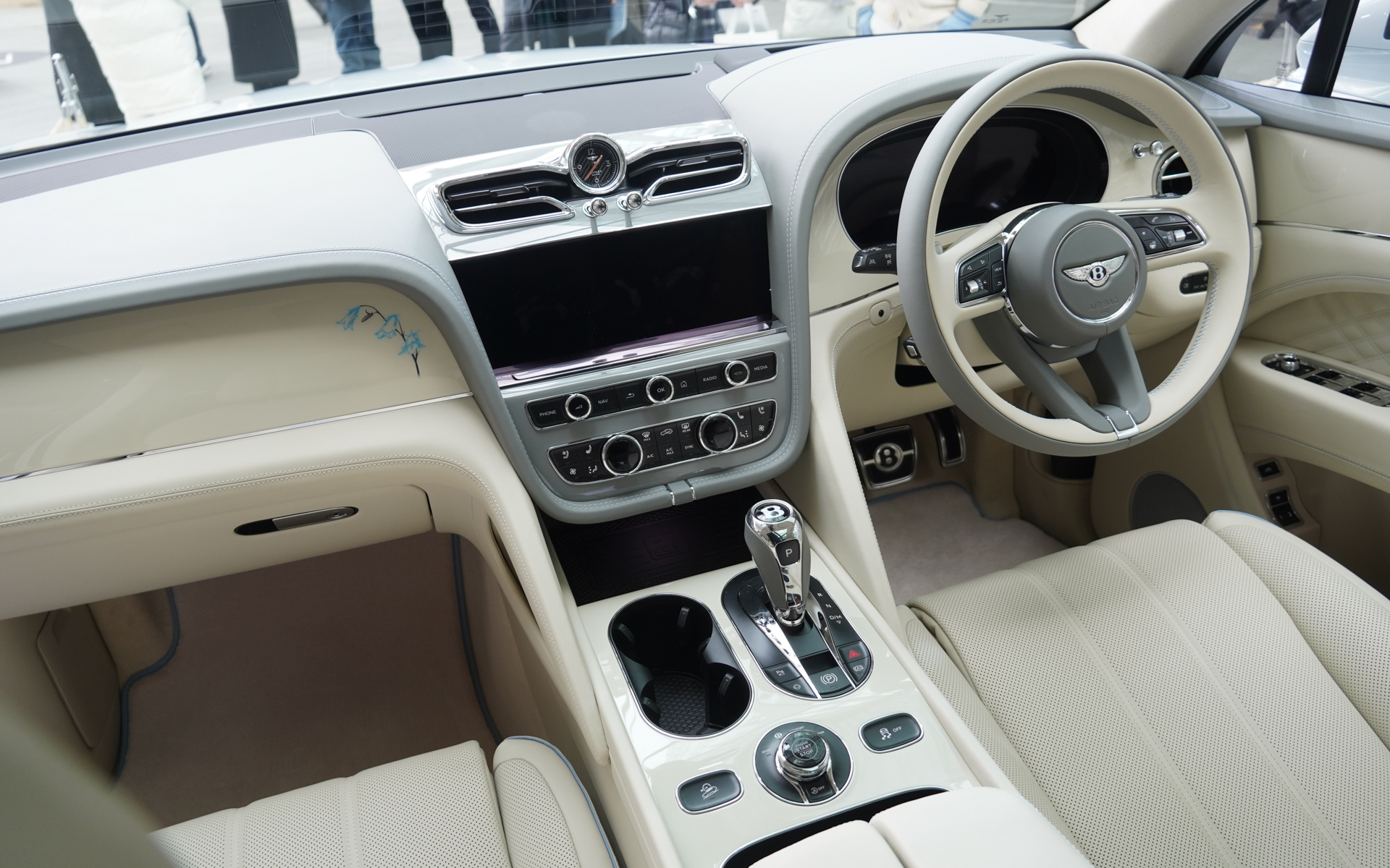 ベンテイガ サムシングブルー コレクションの内装