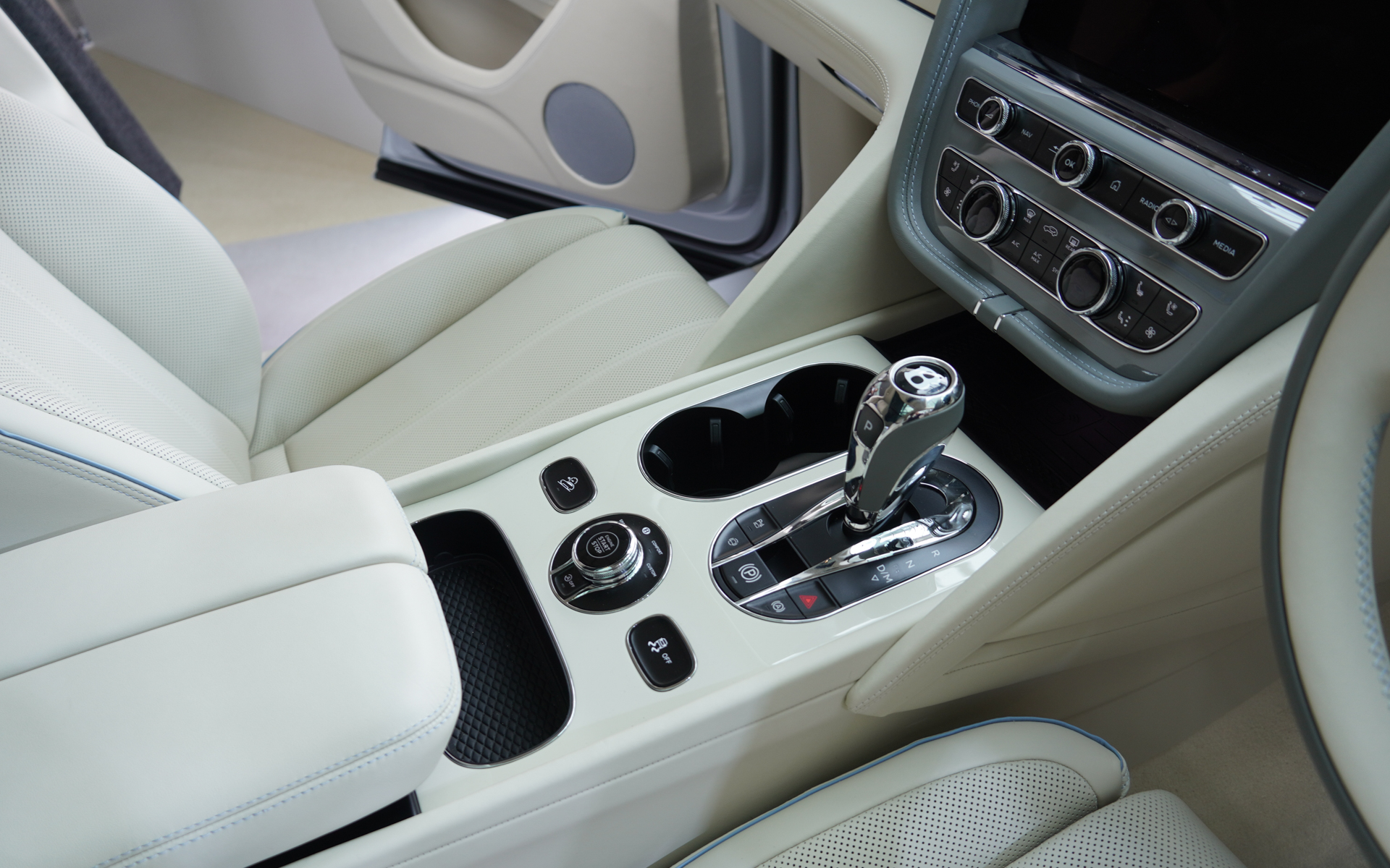 ベンテイガ サムシングブルー コレクションの内装