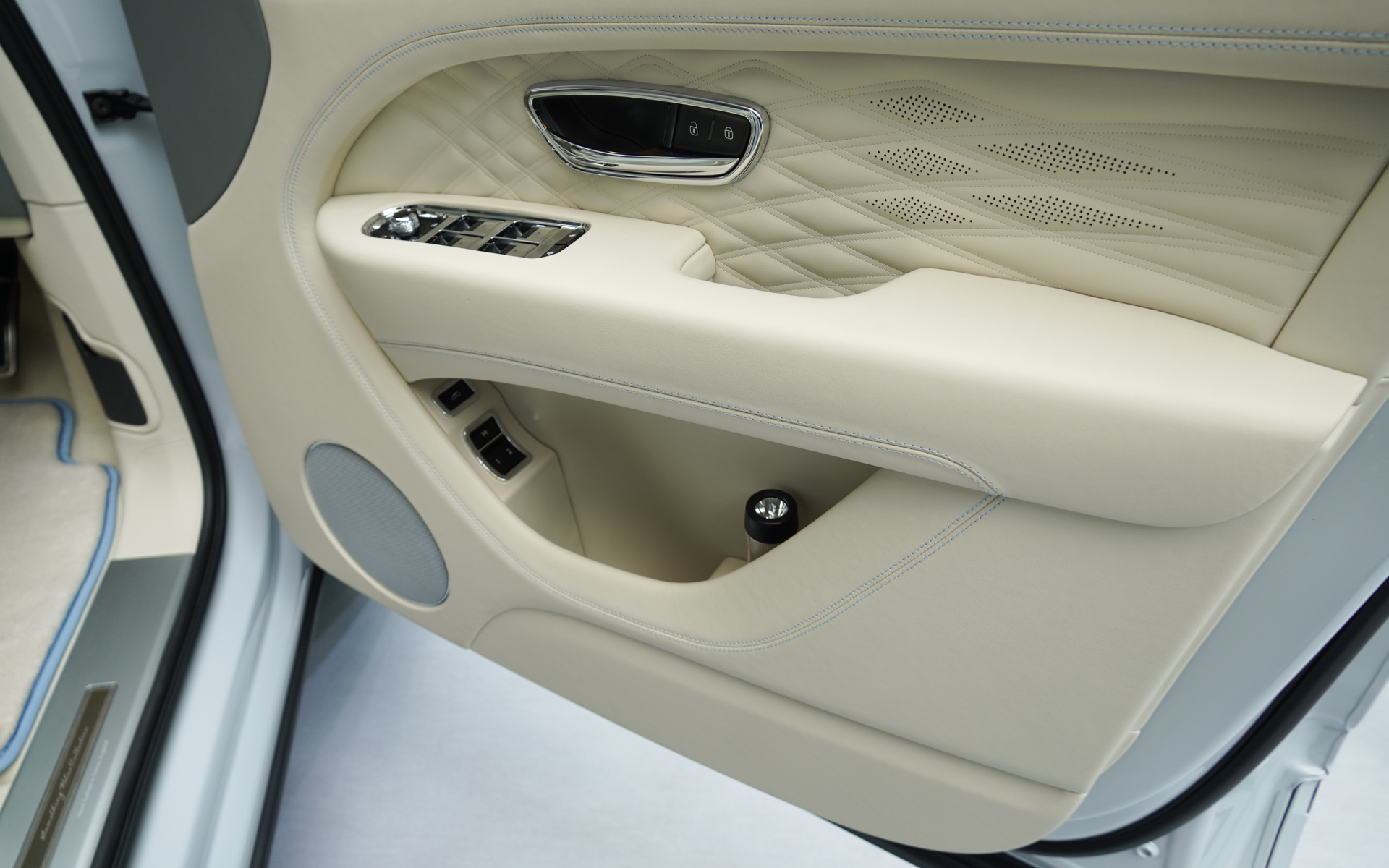 ベンテイガ サムシングブルー コレクションの内装