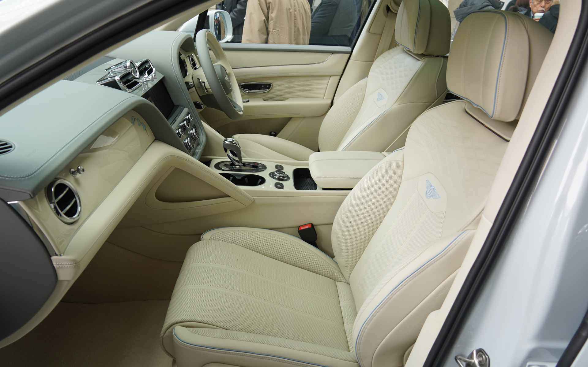 ベンテイガ サムシングブルー コレクションの内装