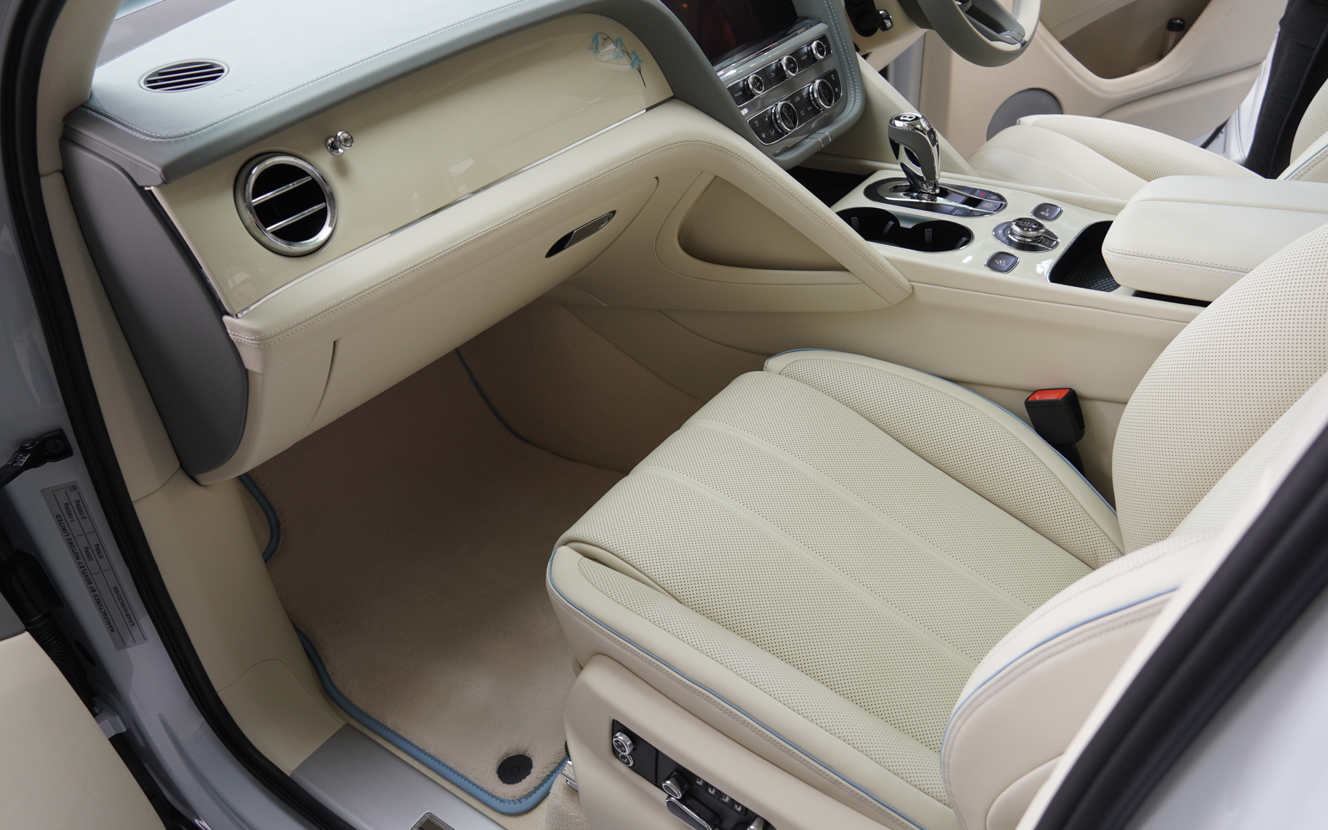 ベンテイガ サムシングブルー コレクションの内装