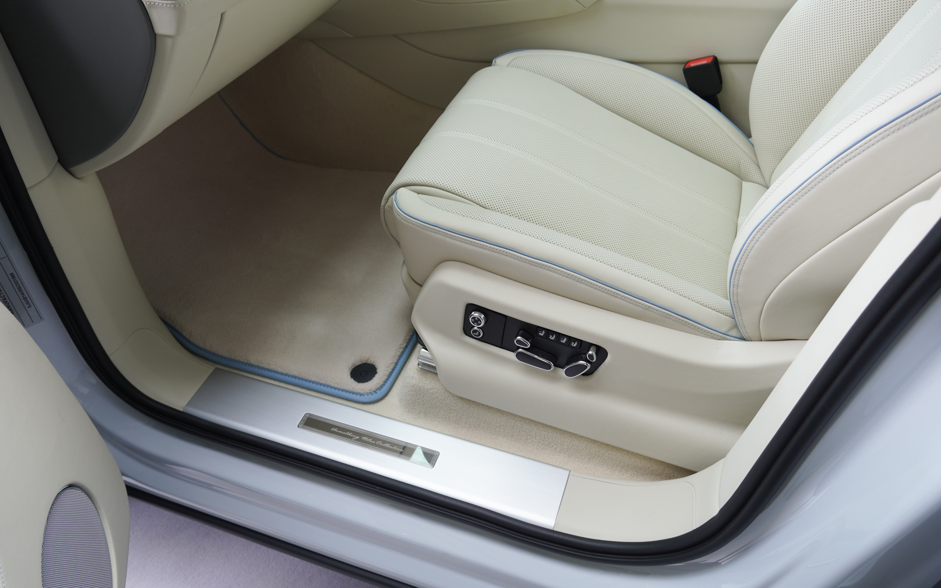 ベンテイガ サムシングブルー コレクションの内装