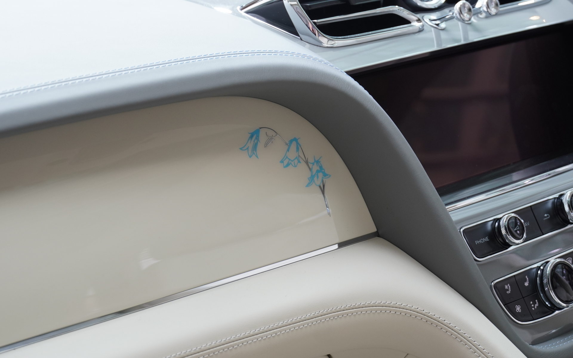 ベンテイガ サムシングブルー コレクションの内装