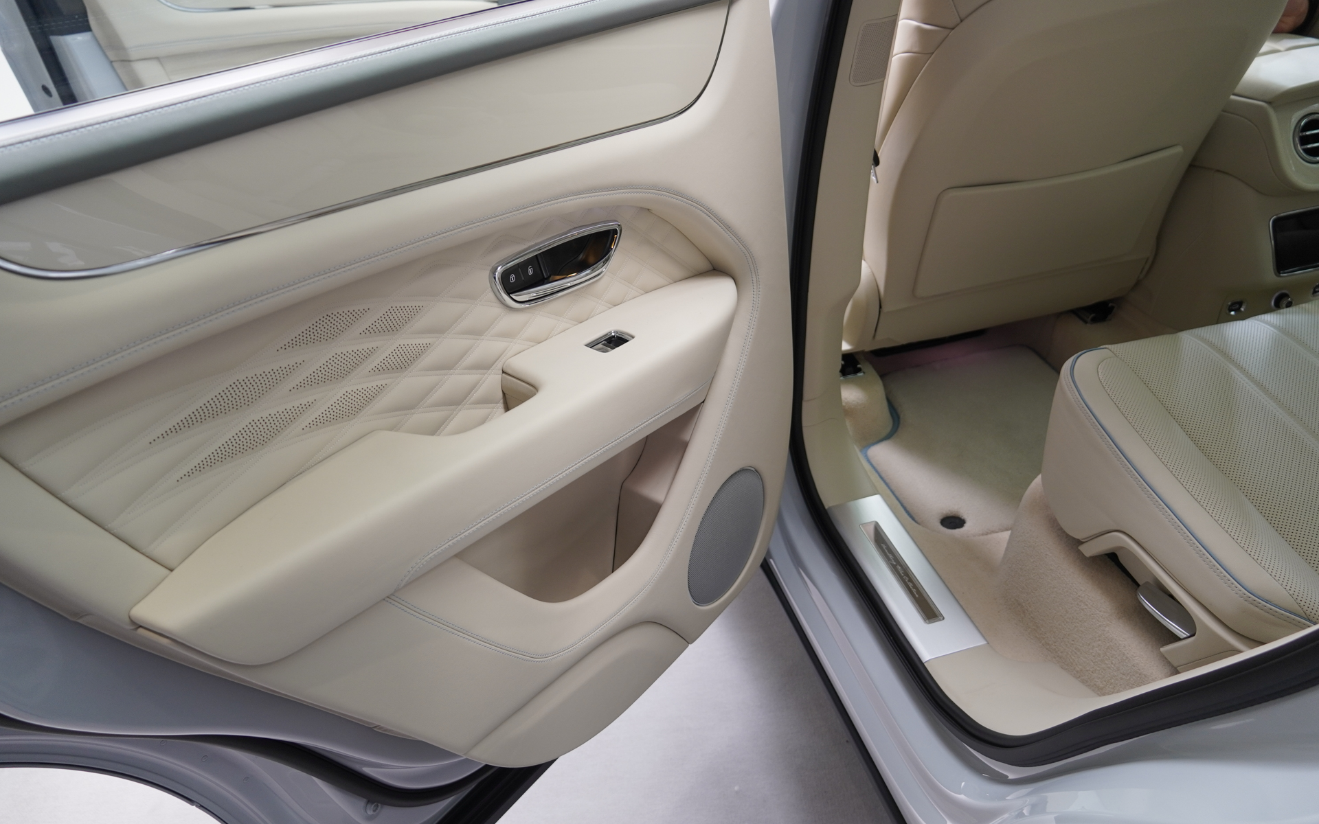 ベンテイガ サムシングブルー コレクションの内装