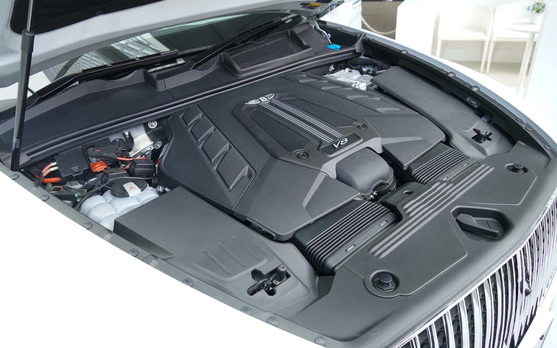 V型8気筒4.0リッターツインターボエンジンを搭載。最高出力404kW（550PS）/5750-6000rpm、最大トルク770Nm/2000-4500rpmを発生する