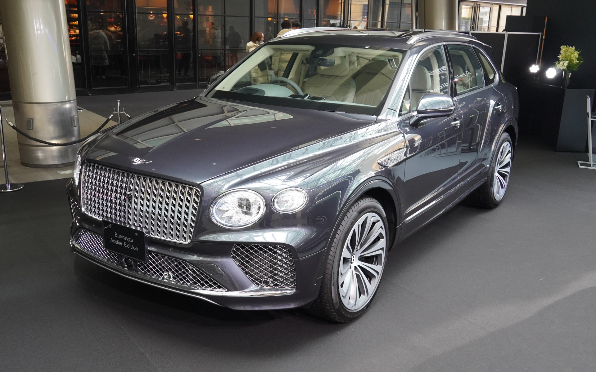 イベントで展示されるBentayga Atelier Edition（ベンテイガ アトリエ エディション）。カラーはライトオニキス