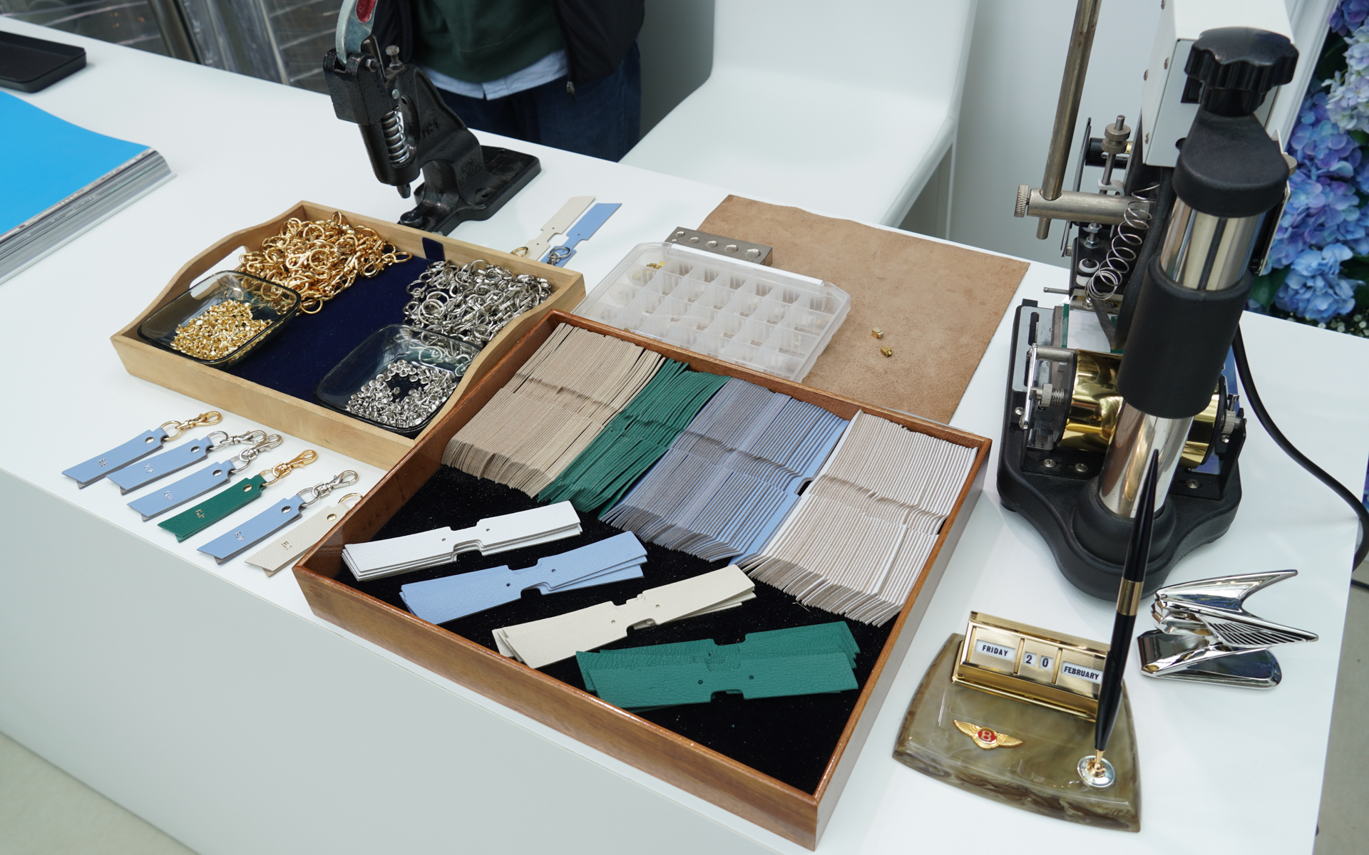 レザーワークショップも開催。イニシャルを刻印したレザーキーホルダーをその場で制作（要予約）