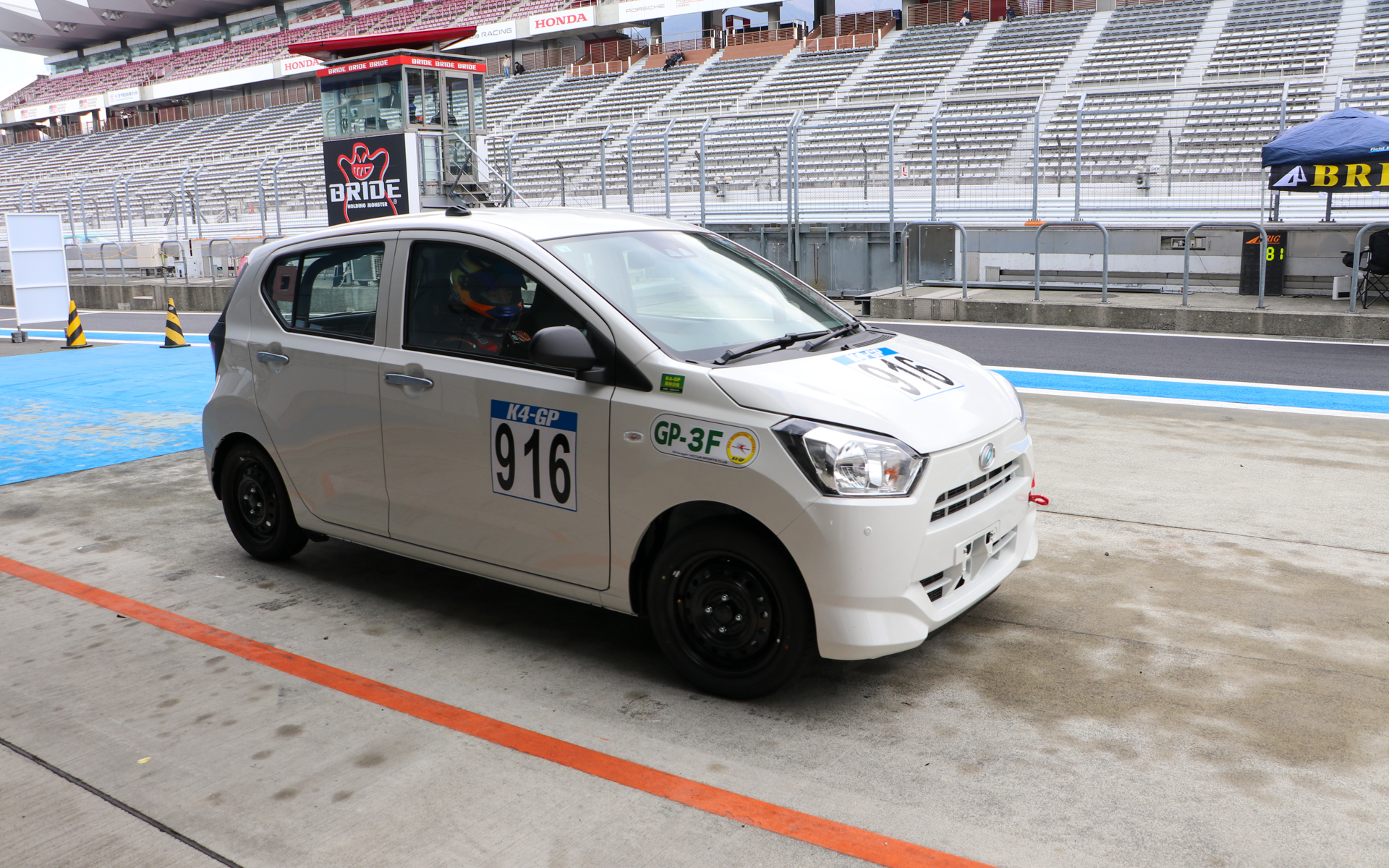 916号車は鉄チンホイール×エコタイヤと、基本的に市販予定の仕様そのまま