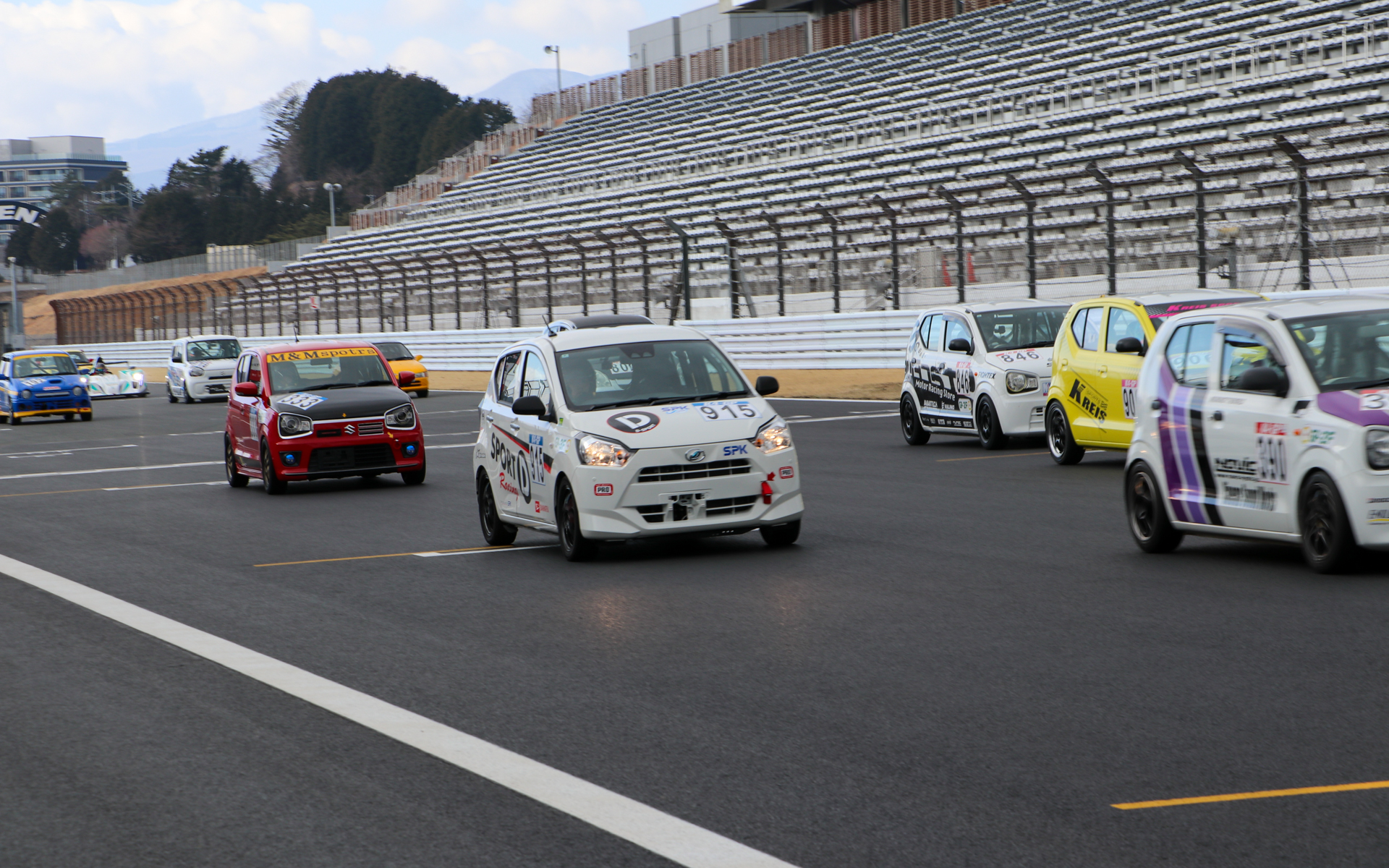 K4GPは2001年から開催されていて、軽自動車のみとすることで参戦コストを抑えつつ、長時間走れることで人気のカテゴリー。クラスも10個に別れていて、いろいろな改造レベルのマシンが一緒に走る。今回も参加希望者が殺到し、抽選で選ばれた約120台がエントリーしていた