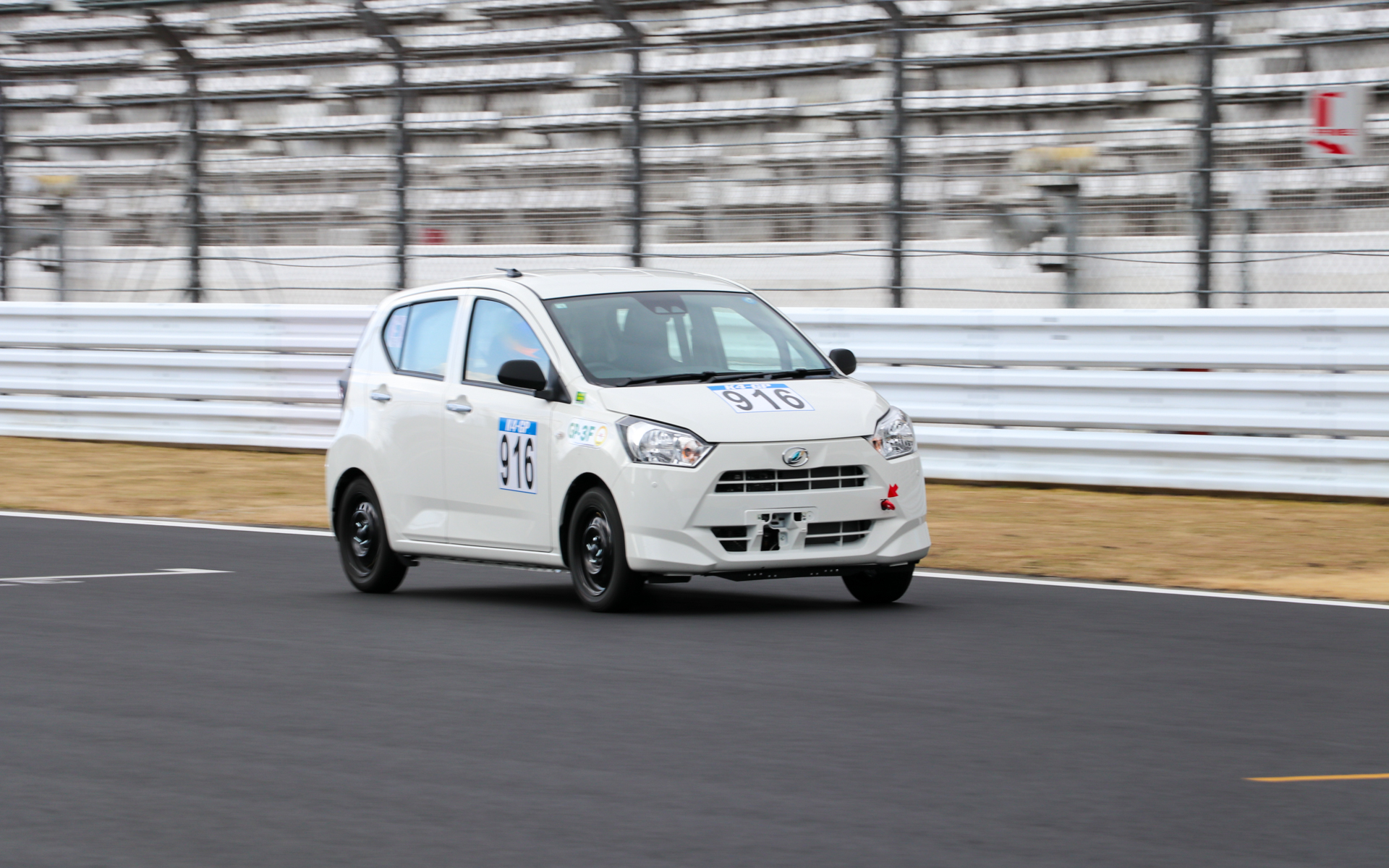 鉄チンホイール×エコタイヤで力走していた916号車
