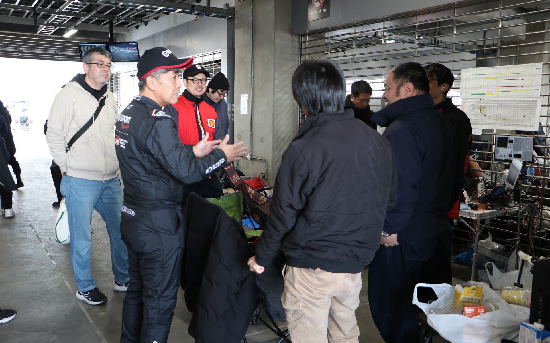 ピットでダイハツのスタッフを激励していた井上社長